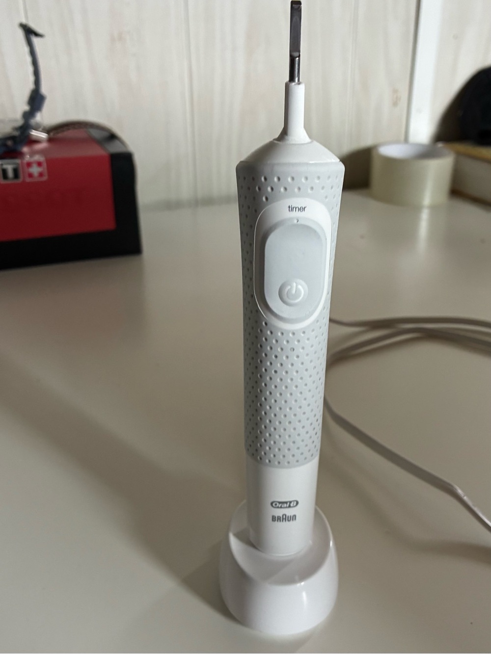 Oral B - White Electric Toothbrush Handle with Charging Stand - Oral B -like new
